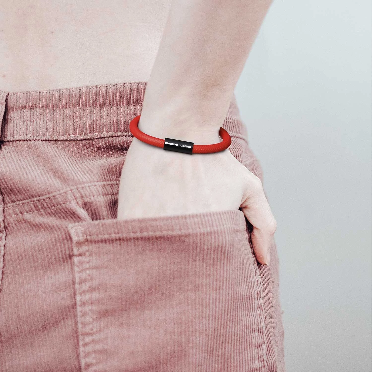 Bracelet avec fermoir magnétique noir mat et câble RM09 (effet soie Rouge)