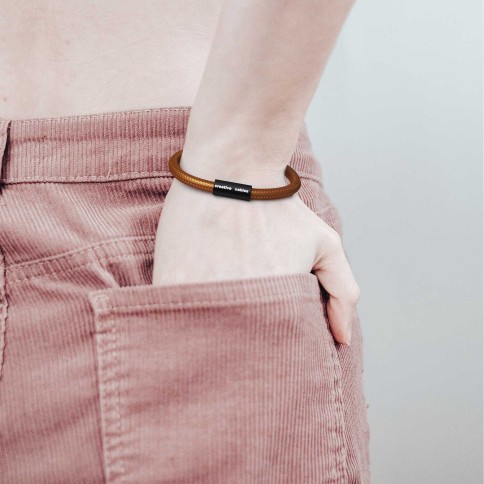 Bracelet avec fermoir magnétique noir mat et câble RM22 (effet soie tissu uni Whiskey)
