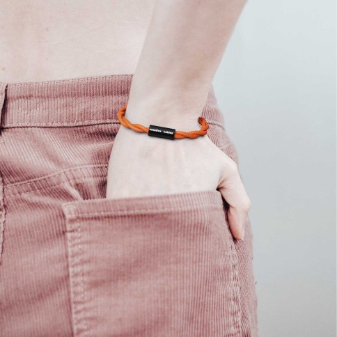 Bracelet avec fermoir magnétique noir mat et câble TM15 (effet soie tissu uni Orange)
