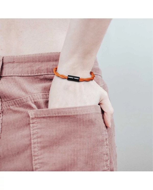 Bracelet avec fermoir magnétique noir mat et câble TM15 (effet soie tissu uni Orange)