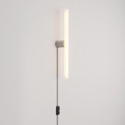 Lampe avec prise, finition métallique et ampoule LED linéaire S14d