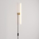 Lampe avec prise, finition métallique et ampoule LED linéaire S14d