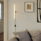 Lampe avec prise, finition métallique et ampoule LED linéaire S14d