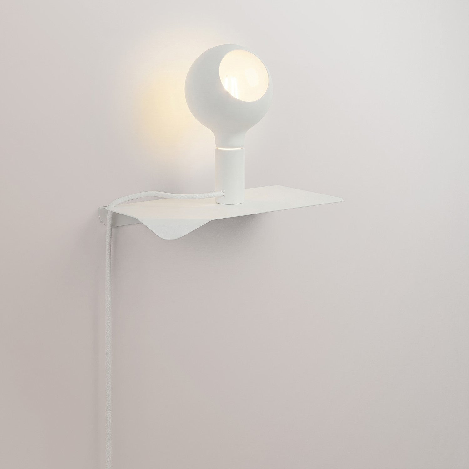 Combo Camo - Lampada con mensola e spina UK - Bianco