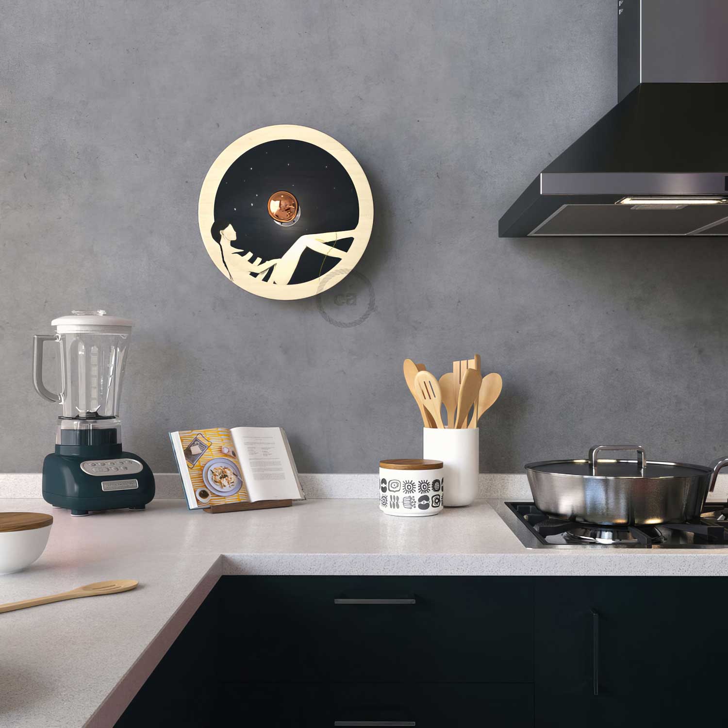 Fermaluce Romantic con paralume UFO in legno double-face illustrato da Chiara Fucà