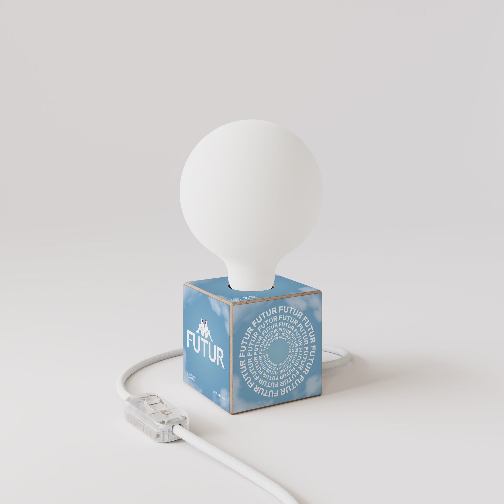 Lampada da tavolo Cubetto "Futur" con lampadina globo effetto porcellana - Futur festival