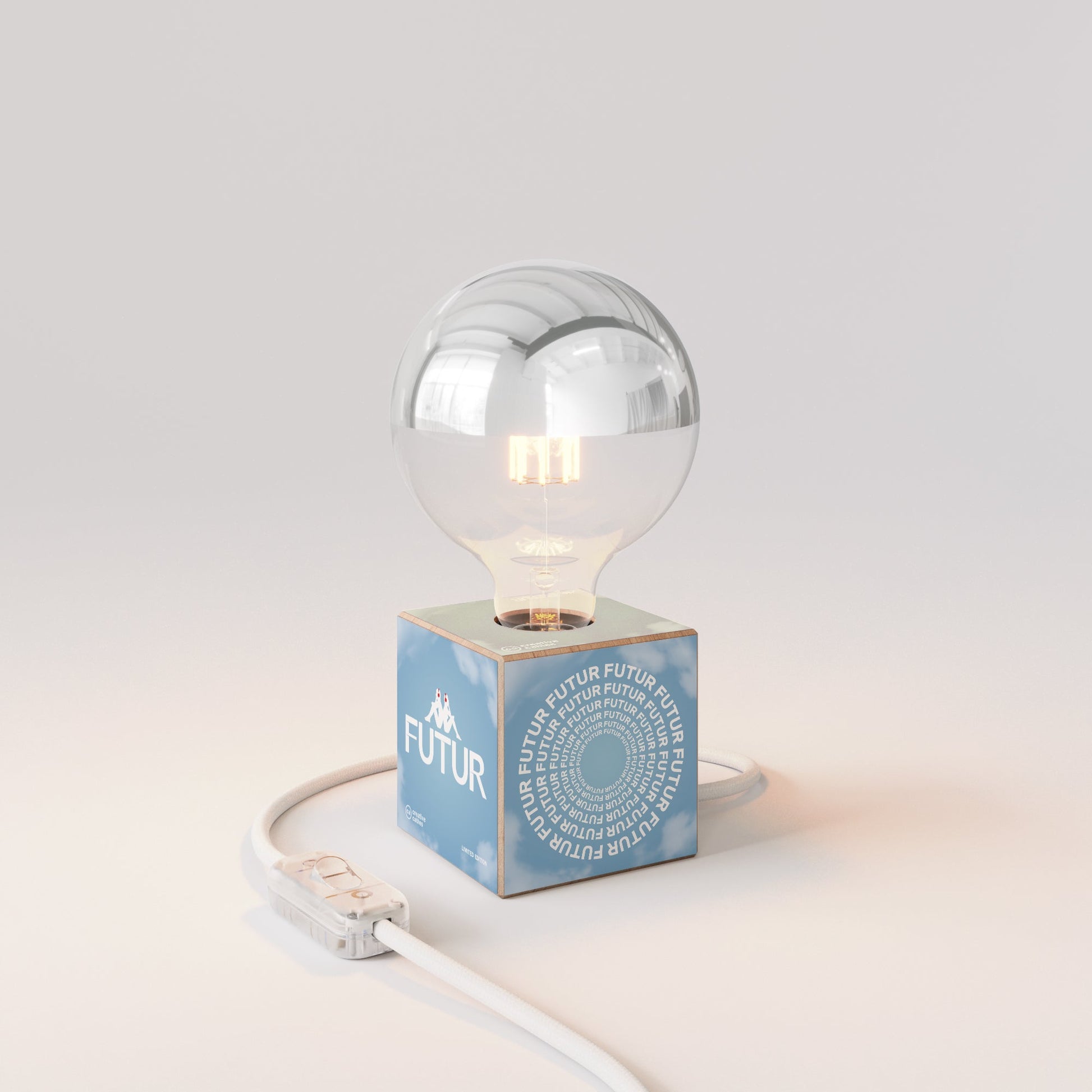 Lampada da tavolo Cubetto "Futur" con lampadina globo mezza sfera argento - Futur Festival