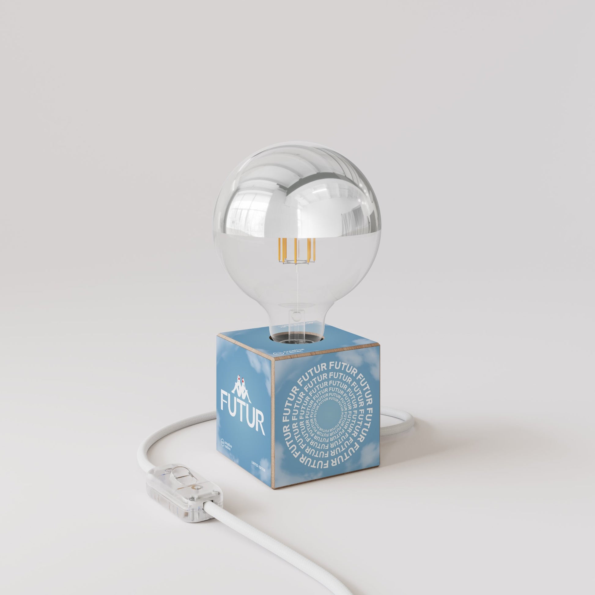 Lampada da tavolo Cubetto "Futur" con lampadina globo mezza sfera argento - Futur Festival