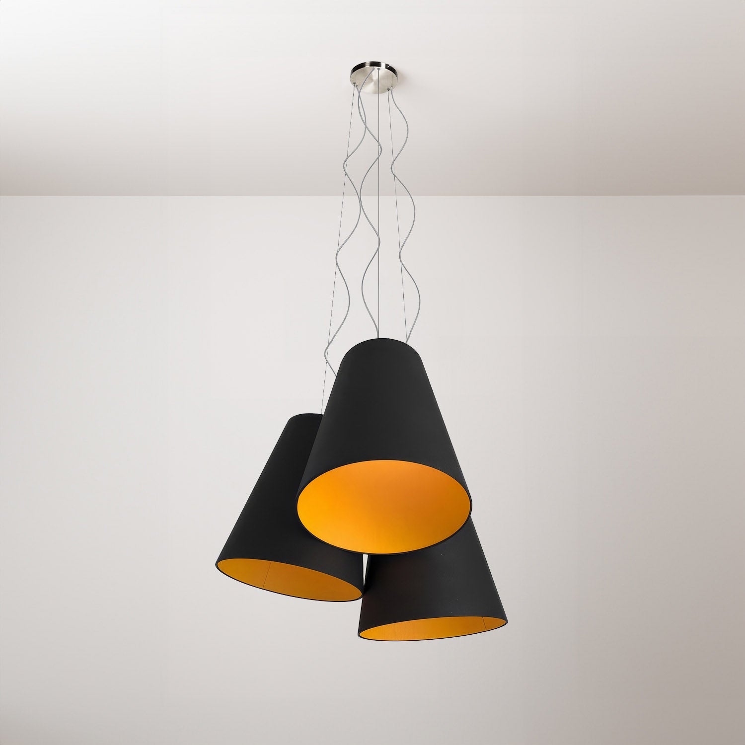 Lampadario Trittico con paralumi a cono bicolore Antracite e Mandarino - Made in Italy - Creative Cables